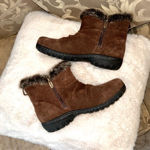 Khombu Iris ladies suede ankle boots